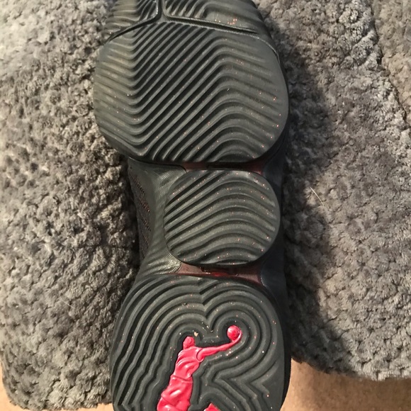 Lebron 16 “fresh bred” size 9 - Picture 3 of 4